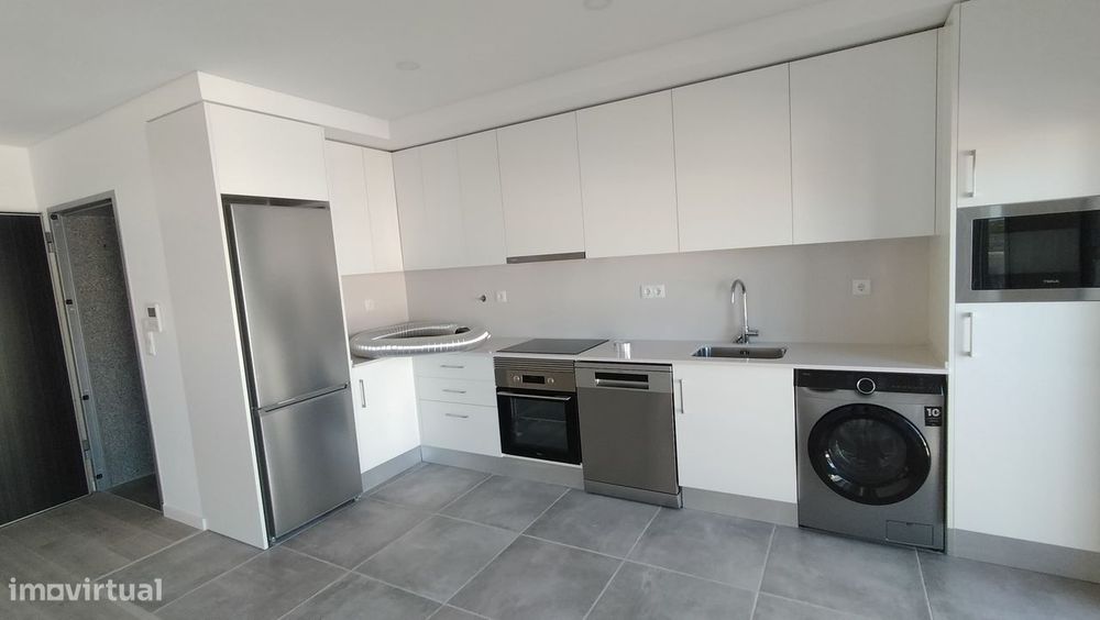 T2 duplex com parqueamento e arrecadação.