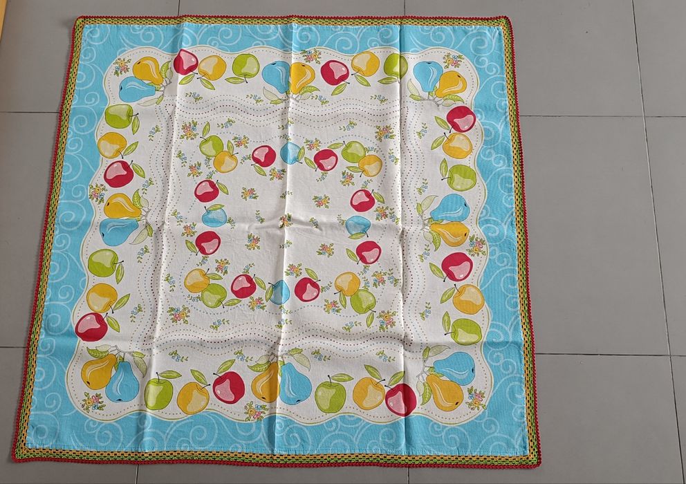 Toalha decorativa de frutas bordada a crochê