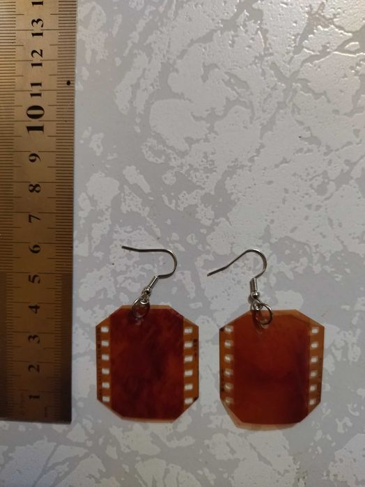 Brincos feitos com negativos de fotografias