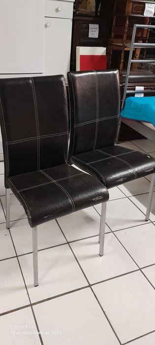 2 cadeiras em pele e metal