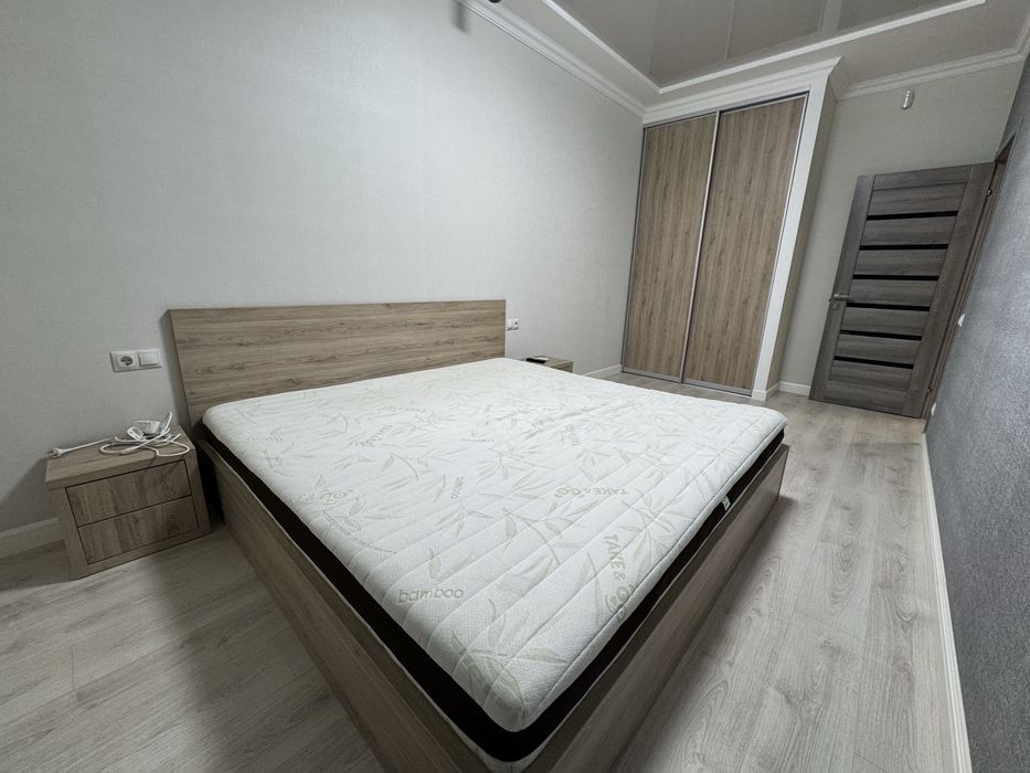 Центр. Сучасний, новий ремон, меблі, техніка. Ніхто не жив