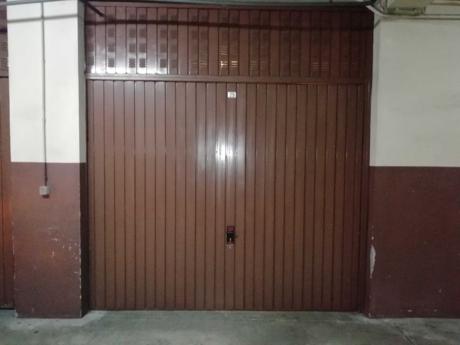 Garagem / Arrumos para Arrendamento nas Taipas – 36m2