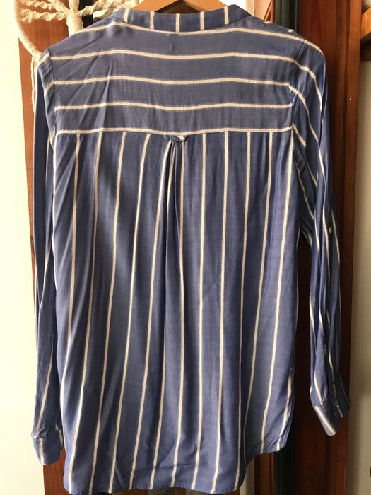 Camisa azul e branca mulher