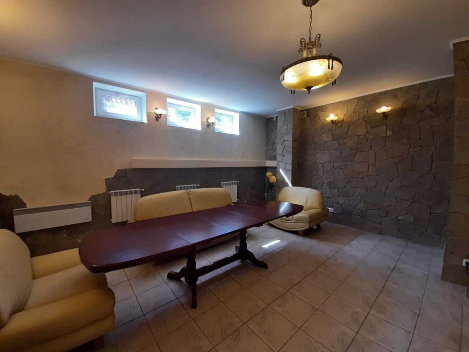 Киев. Дома 300 кв. Сауна. Джакузи. До 15 человек.