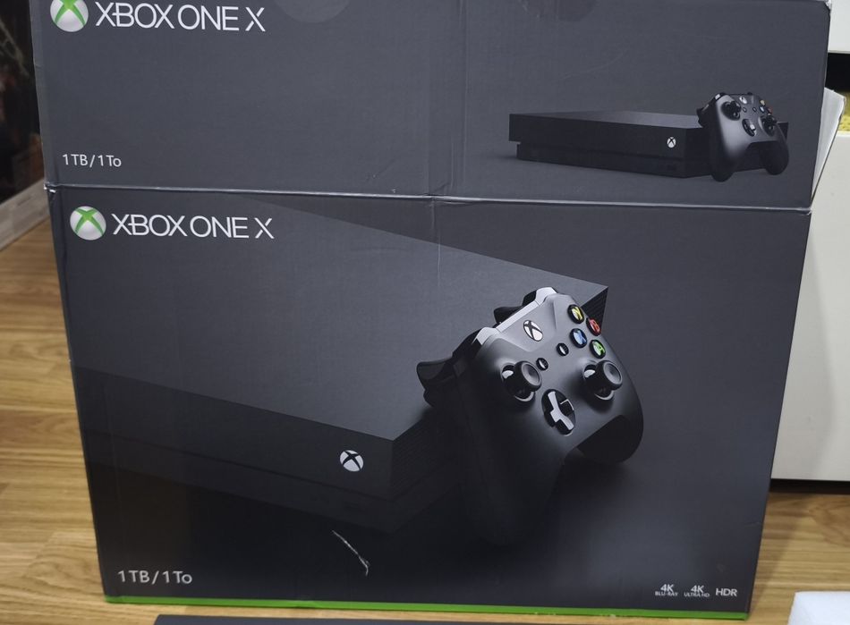 XBOX ONE X com caixa e 2 comandos