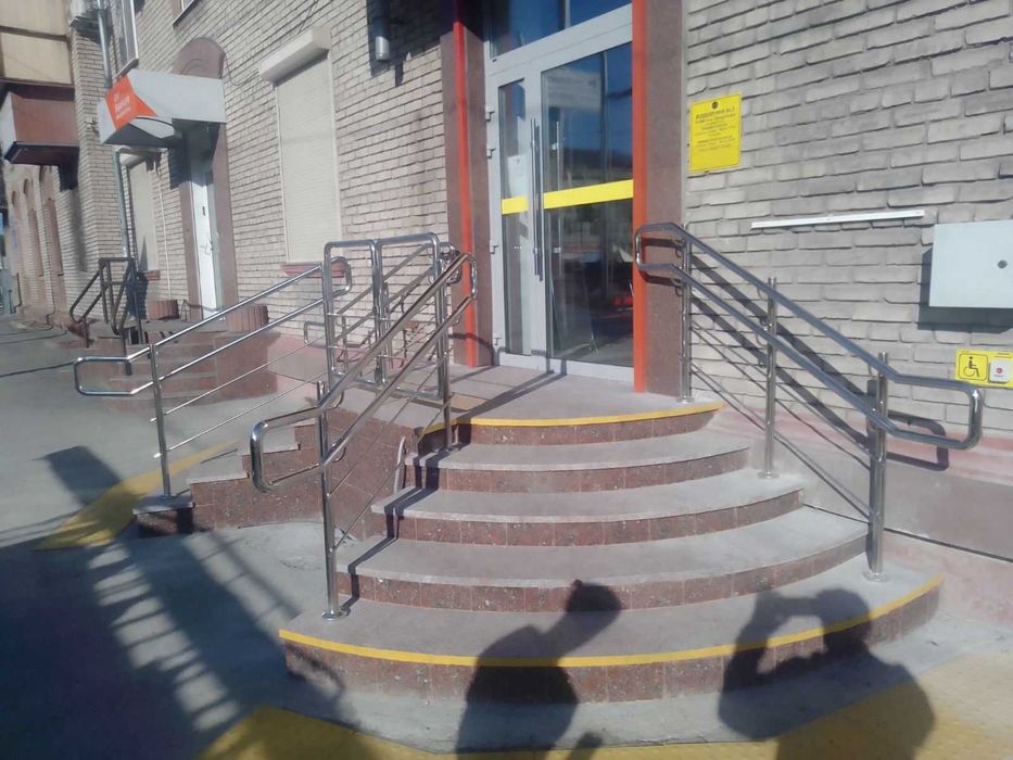 Перила.  Поручні. Пандус. Флагштоки.  Козирки. З нержавіючої сталі.