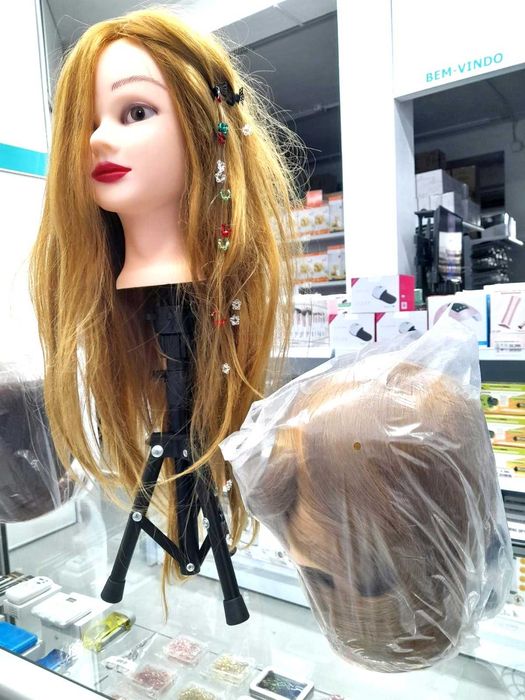 Cabeça de Manequim - 80% de Cabelo Real e Suporte para Fixar na Mesa