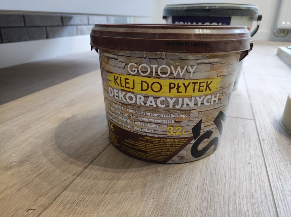Gotowy klej do płytek dekoracyjnych