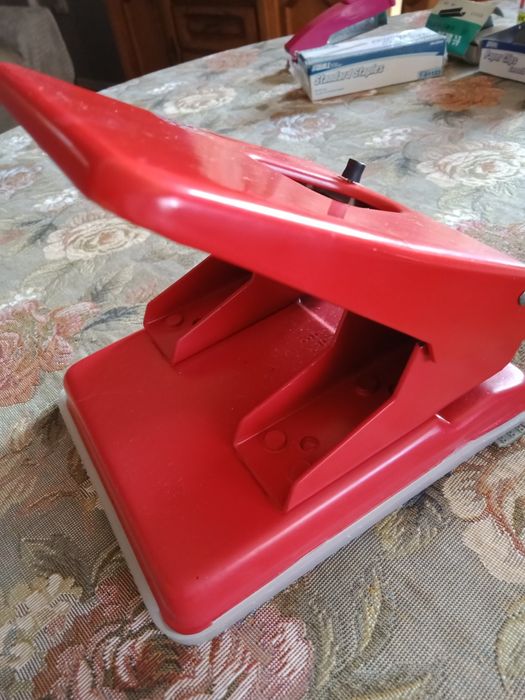 Dziurkacz biurowy+ inne dodatki biurowe