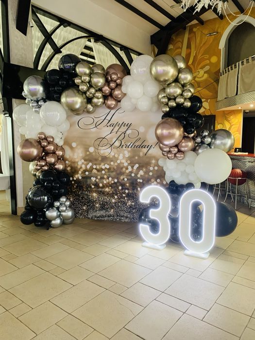 Фотозона,каркас,баннер,неоновые цифры в аренду.Оформление шарами.