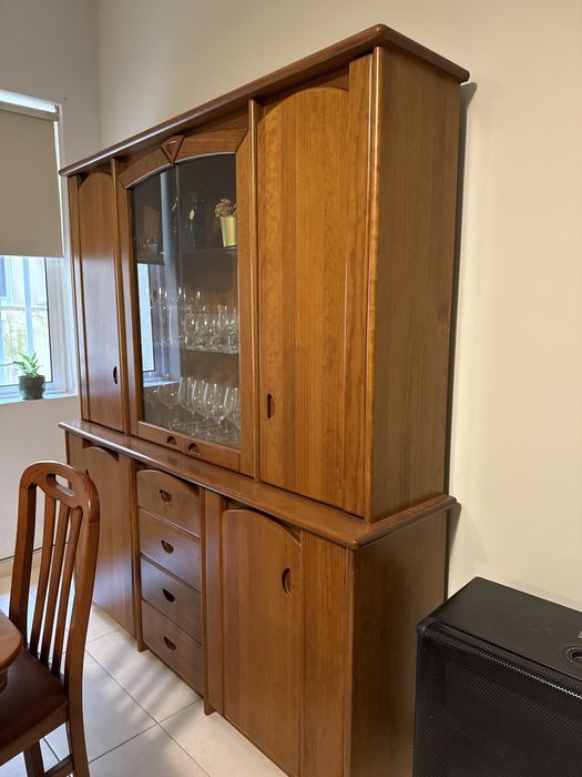 Vitrine com gavetas e portas / Móvel sala de jantar