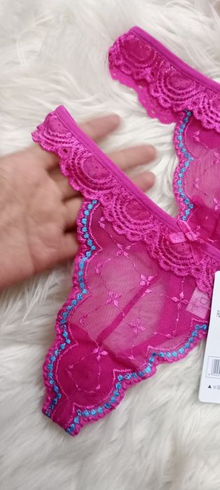 Trzy pary stringów M