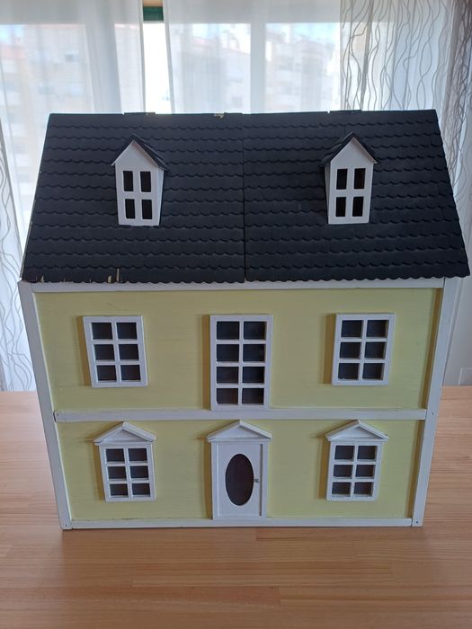Casa de bonecas vitoriana (com móveis, porcelaninhas e muitos detalhes))