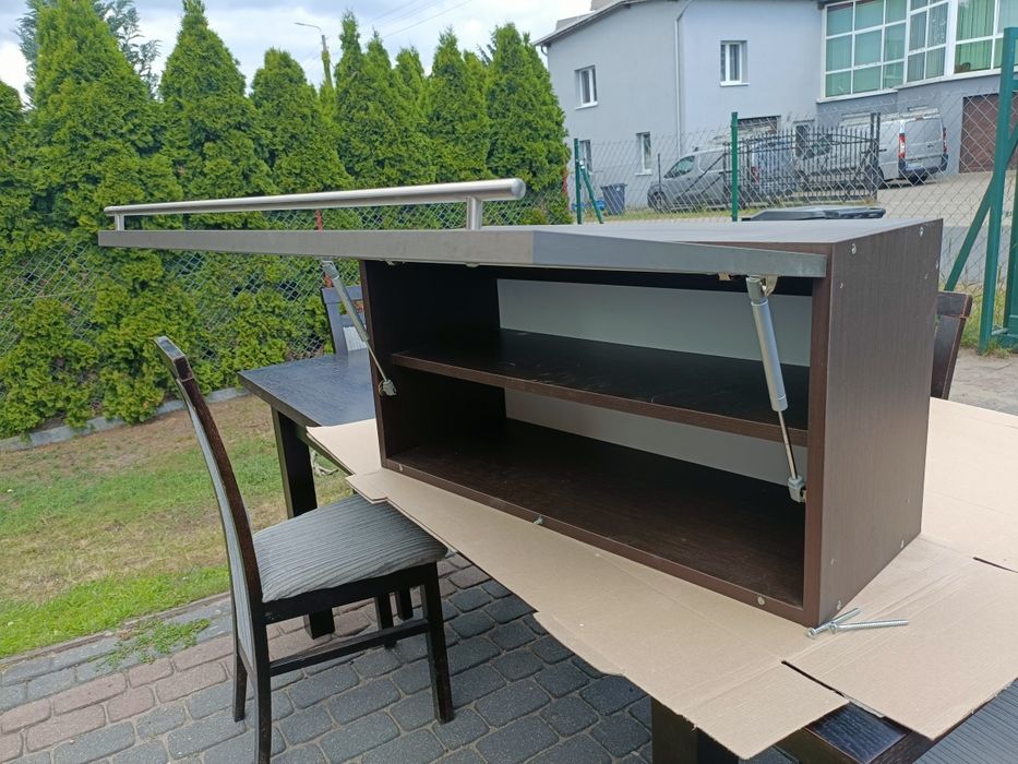 Szafki wiszące venge z mleczną szybą