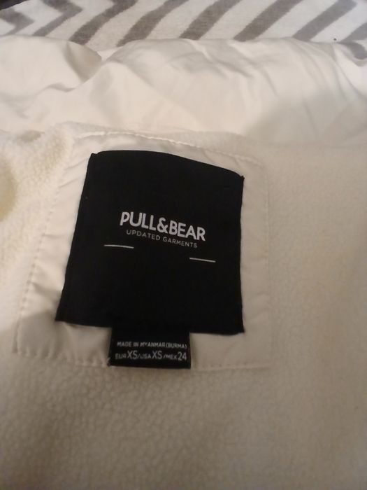 біла куртка Pull&Bear.