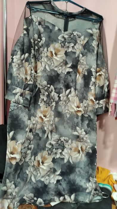 Красиві  нарядні  плаття нові..