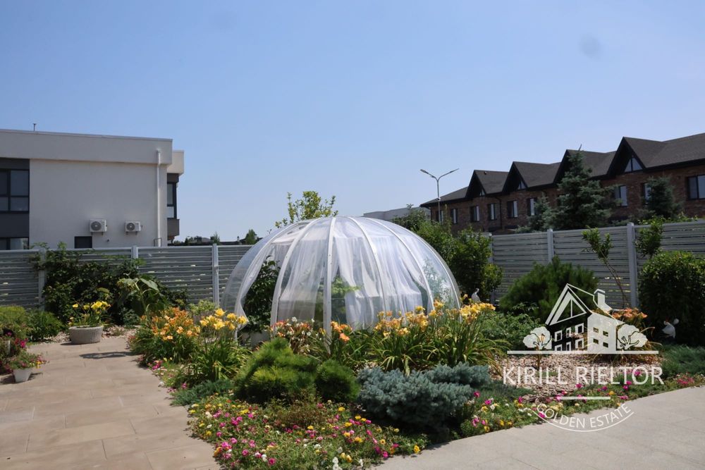 В городке "Золотые Ключи" продается дом с баней и бассейном