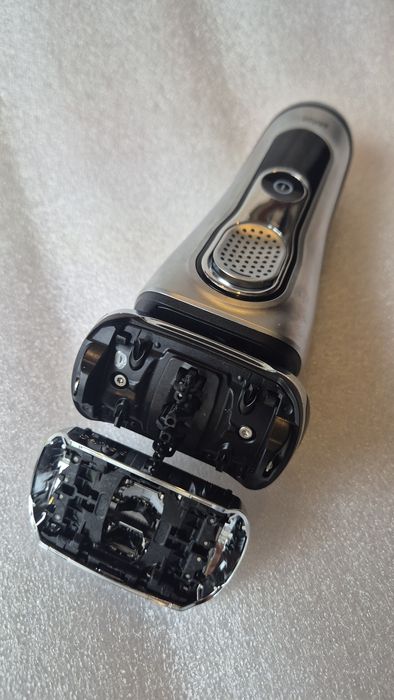 N Golarka elektryczna marki Braun z serii 9 model 90900CC, nowa i nieu