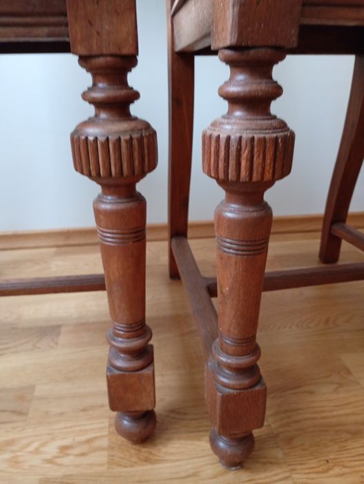 Stare krzesła dębowe