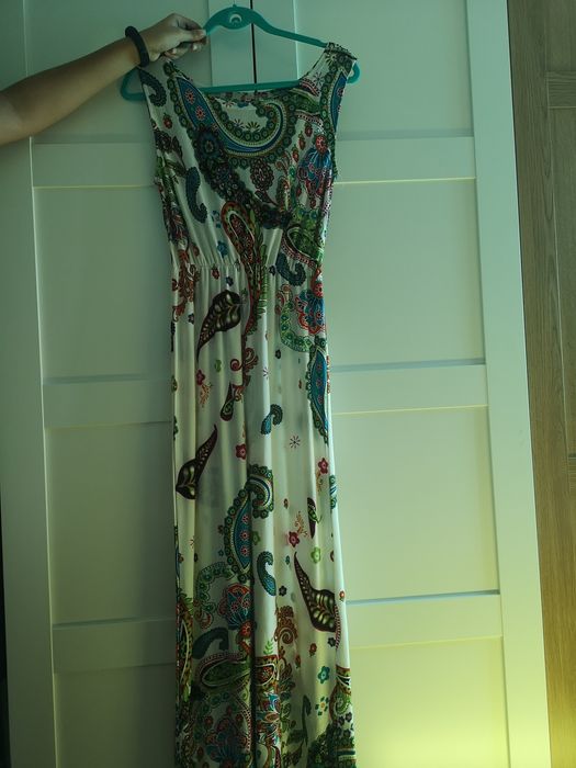 Vestido de Verão branco com cornucopias coloridas