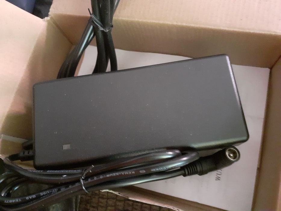 Carregador para bateria para bicicletas eléctricas novo.