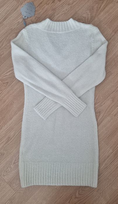 Vestido de malha, branco com apontamentos brilhantes, comprido. S/M