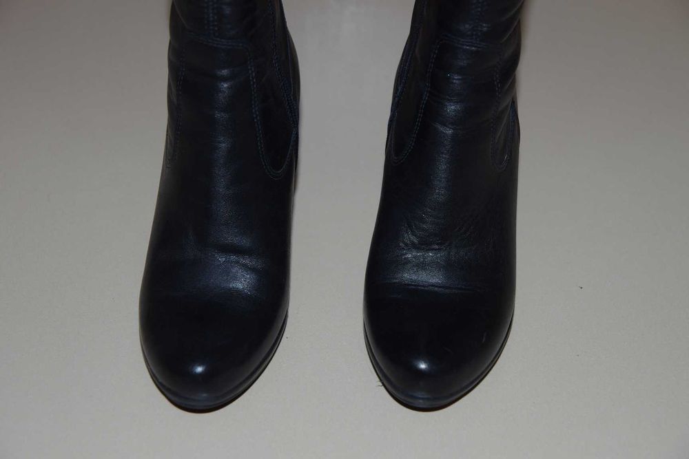 Buty - kozaki czarne na obcasie.