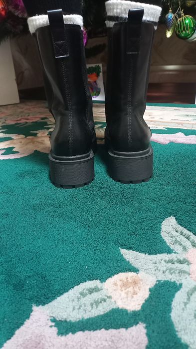 Женские, демисезонные ботинки 41 размера.