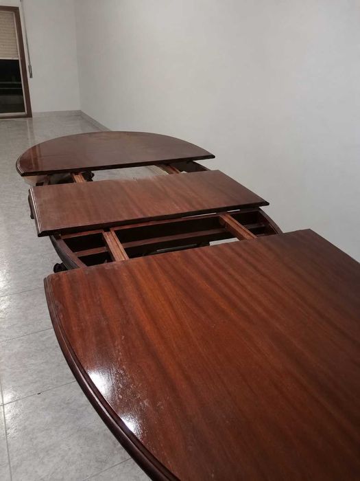 Mesa de jantar de madeira