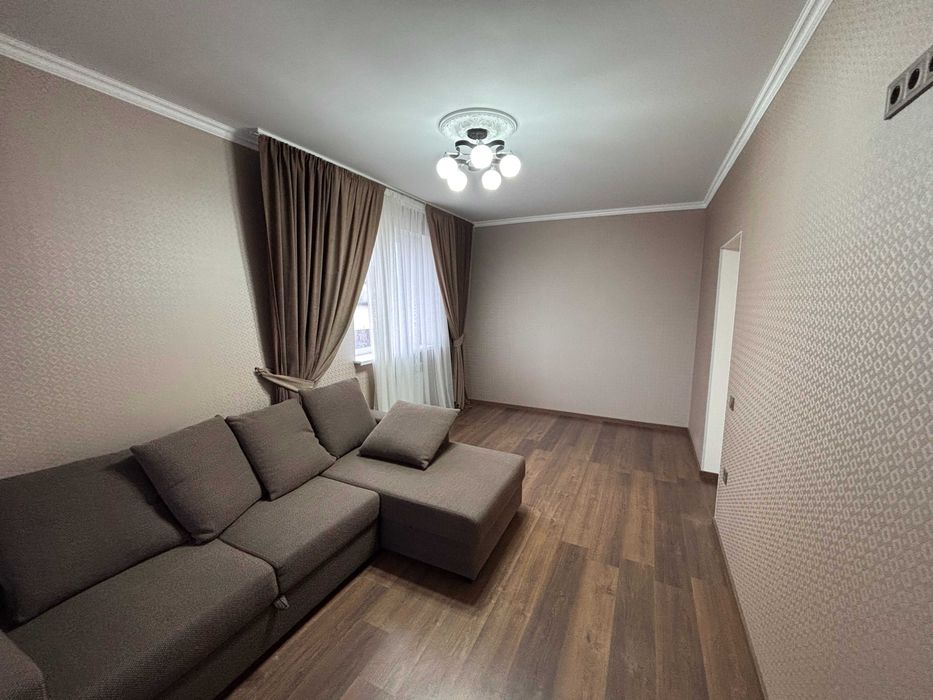 Сучасний двоповерховий будинок з ремонтом на 5 сотках