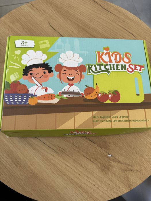 zestaw kuchenny dla dzieci (Kids Kitchen Set) przeznaczony dla dzieci powyżej 3 roku życia.