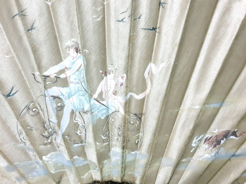 Maravilhoso romântico antigo leque em seda castanha pintada à mão