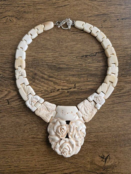 Кольє Троянди з кістки