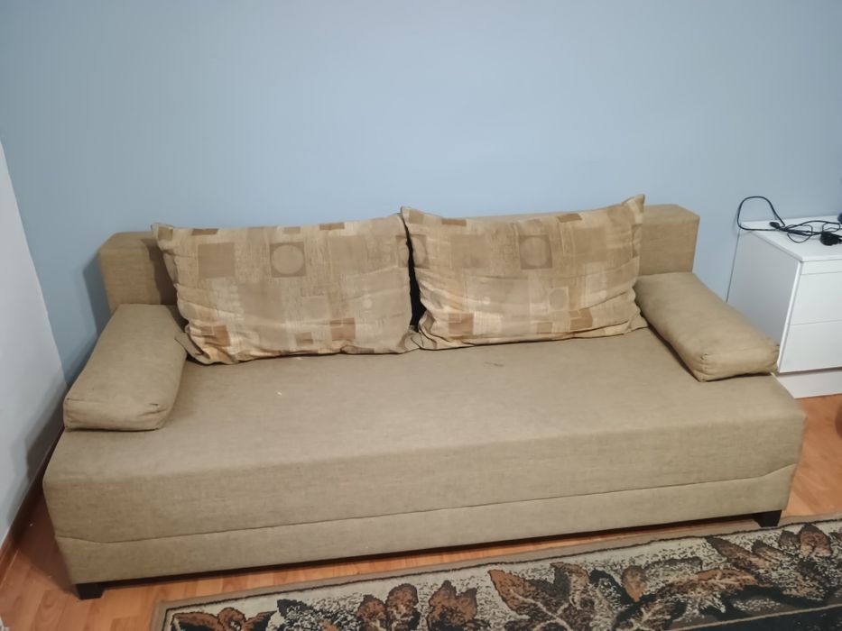 Kanapa z funkcją spania, pufy