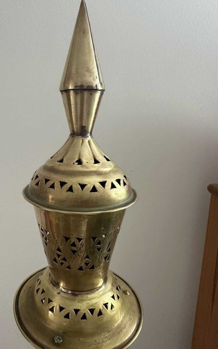 Candeeiro de Mesa Gigante (80 cm) em Latão Perfurado – Estilo Marroquino / Boho