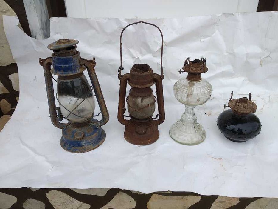 2 candeeiros e 2 lanternas a petróleo