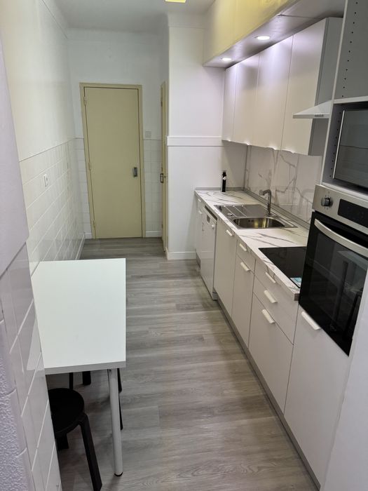 Quarto moderno em Loures centro