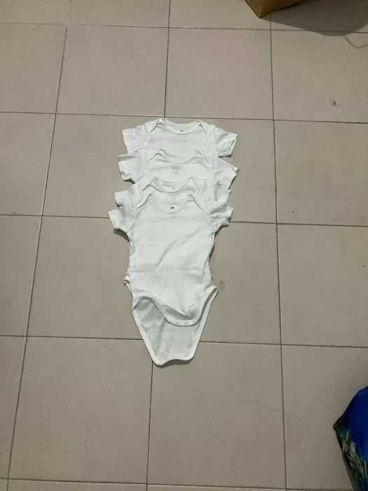 Pack 5 bodies manga curta H&M 6-9 meses