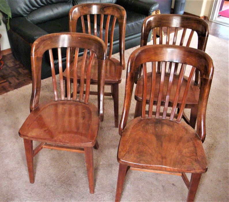 Cadeiras e mesa de sala com história