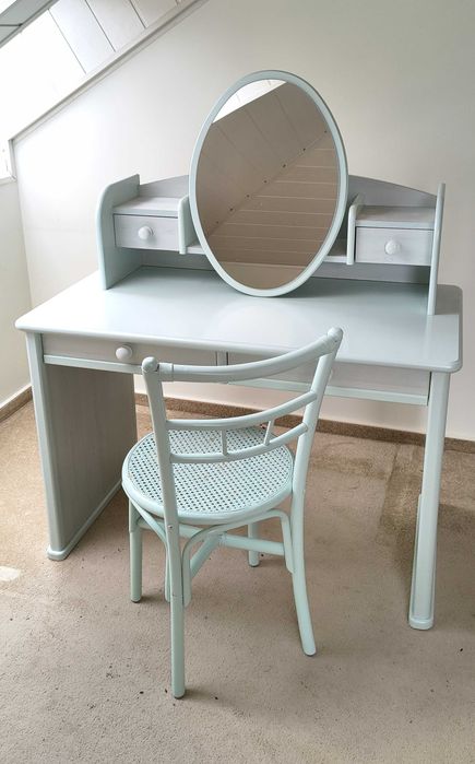 Toaletka w kolorze miętowym z krzesełkiem