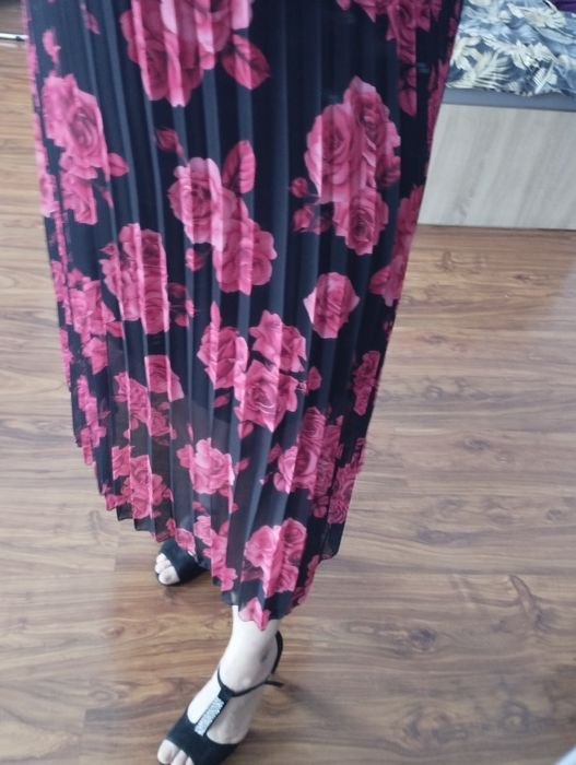 Sukienka czarna w czerwone róże długa