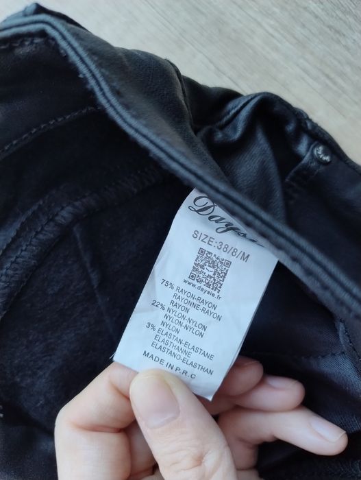 Spodnie woskowane Daysie czarne rurki ocieplane M wysoki stan