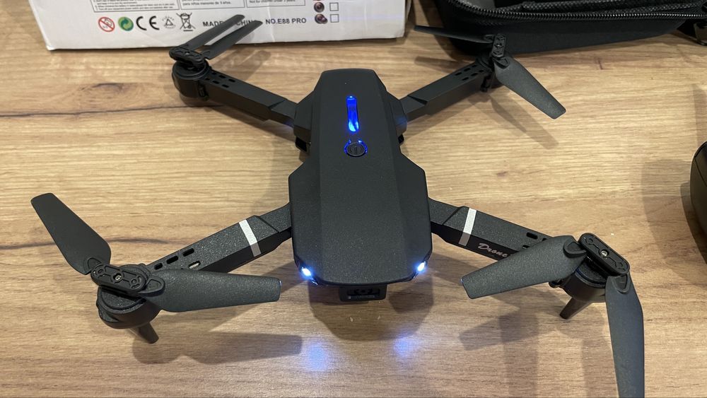 Dron E88 zestaw z dodatkową baterią