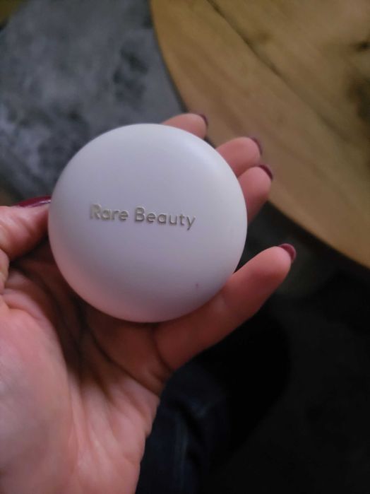 Roż do policzkow  Rare Beauty odcień Joy