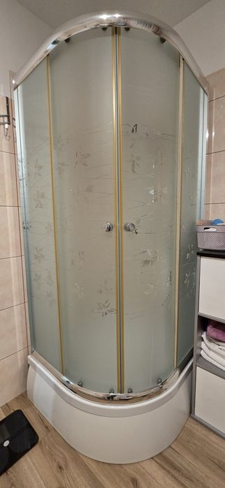 Kabina prysznicowa z brodzikiem i panelem