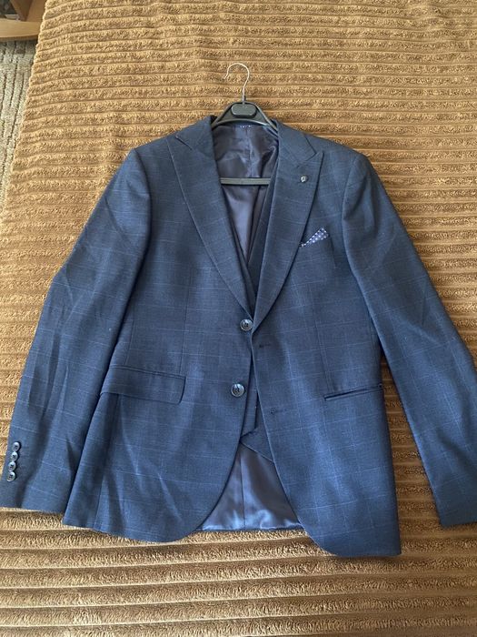 Класичний чоловічий костюм-трійка