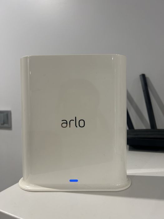 Arlo Ultra VMC5040 + stacja VMB5000 + akcesoria – zestaw monitoringu