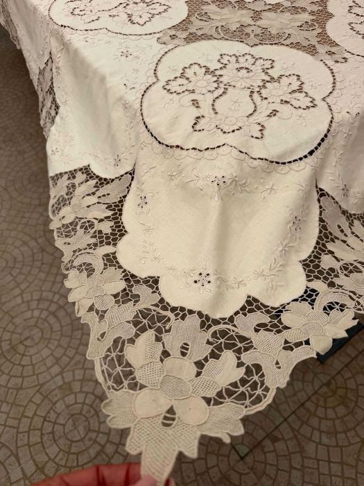 Magnífica toalha de mesa em linho e renda de Veneza, uma verdadeira obra de arte artesanal!