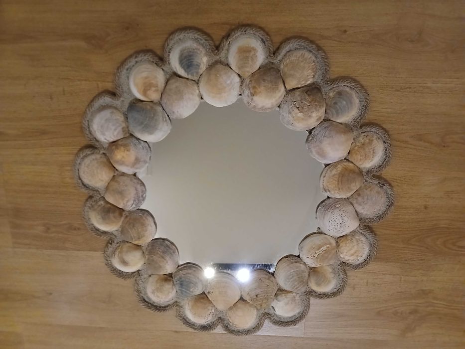 Espelho decorado com conchas