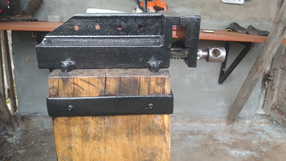 Тиски ,лещата металеві з дубовою тумбою